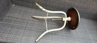 Taburete metálico muy antiguo ajustable, funciona