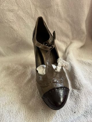 Zapatos de tacón con tira marrón