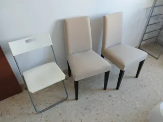 3 sillas juntas (dos comedor y una plegable)