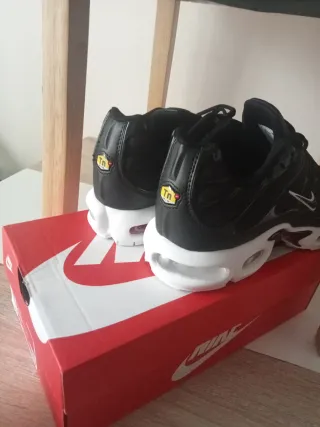 Zapatillas  Negras Blancas talla 44 sin estrenar