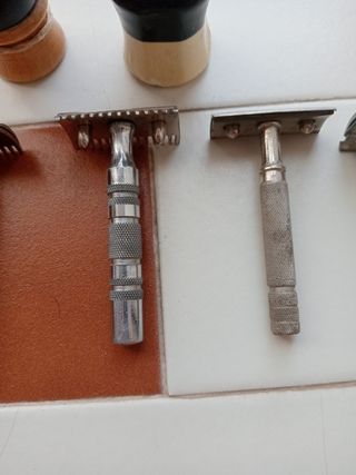 5 maquinillas de afeitar antiguas y 2 brochas