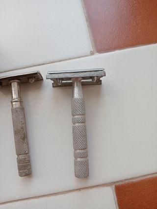 5 maquinillas de afeitar antiguas y 2 brochas