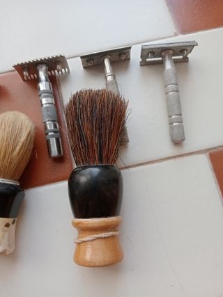 5 maquinillas de afeitar antiguas y 2 brochas
