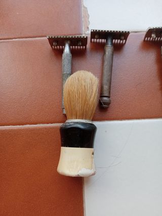 5 maquinillas de afeitar antiguas y 2 brochas