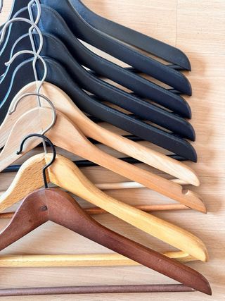 Pack 9 Perchas Madera color variado para adulto