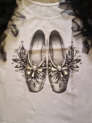 Camiseta tirantes con volantes y piedras.