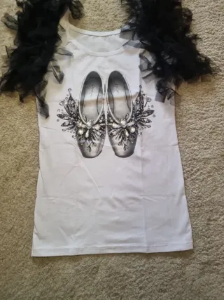 Camiseta tirantes con volantes y piedras.