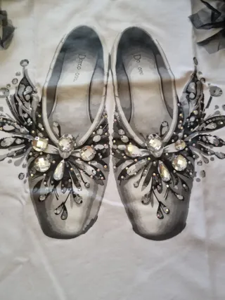 Camiseta tirantes con volantes y piedras.