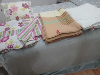 Ropa de cama multicolor y rosa