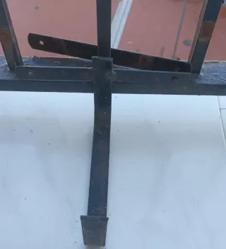 Supporti metallici in ferro antichi per fioriere