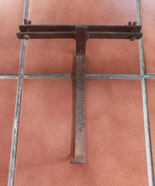 Supporti metallici in ferro antichi per fioriere