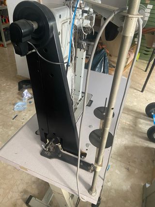 Máquina de coser Adler poste