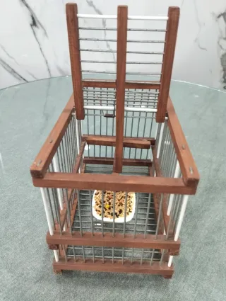 Jaula para pájaros de madera y metal