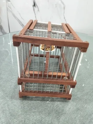 Jaula para pájaros de madera y metal