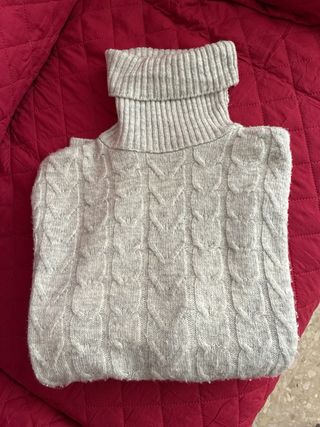 Jersey de niña gris con cuello alto