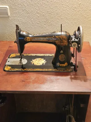 Máquina Singer en mueble decorativo.