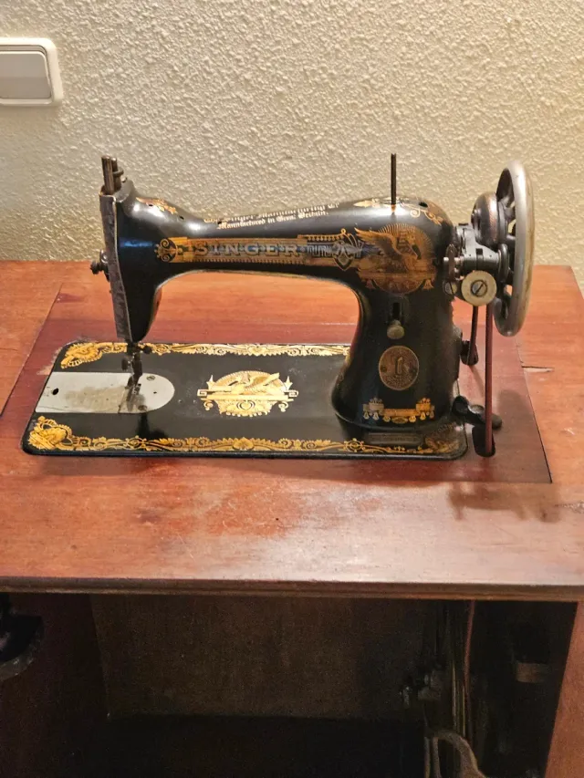 Máquina Singer en mueble decorativo.