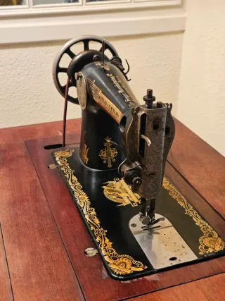 Máquina Singer en mueble decorativo.