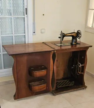 Máquina Singer en mueble decorativo.
