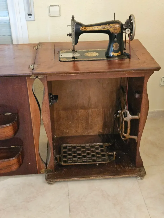 Máquina Singer en mueble decorativo.