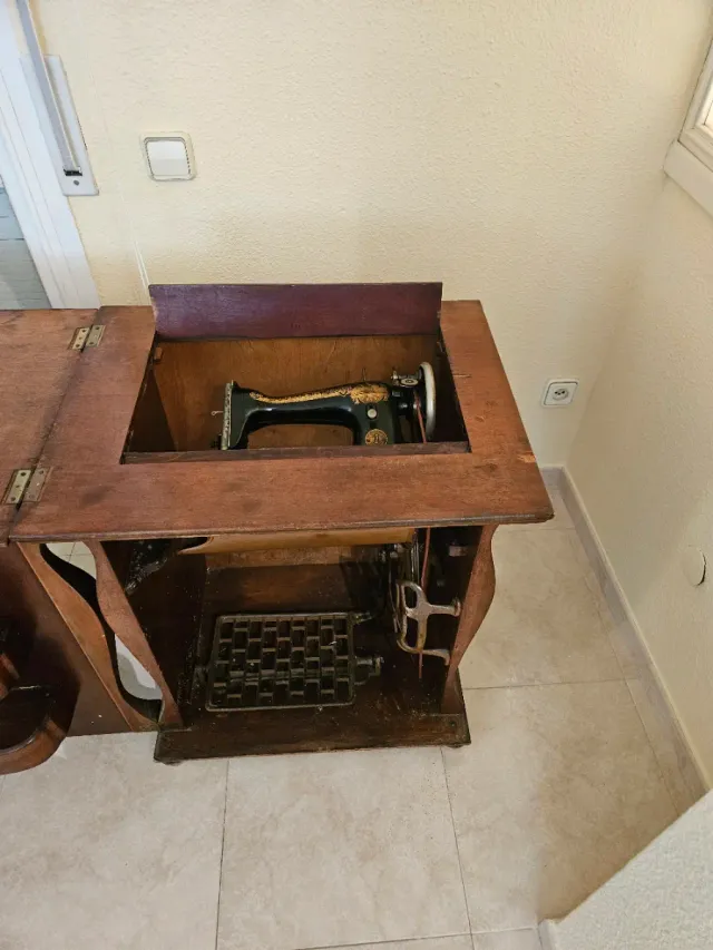 Máquina Singer en mueble decorativo.