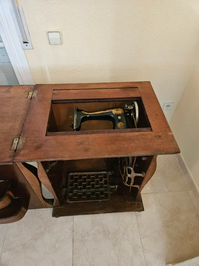 Máquina Singer en mueble decorativo.
