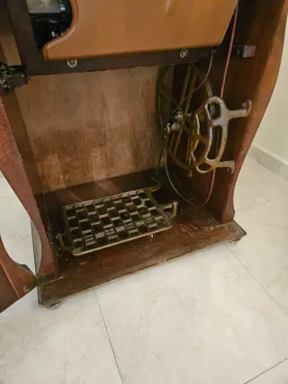 Máquina Singer en mueble decorativo.