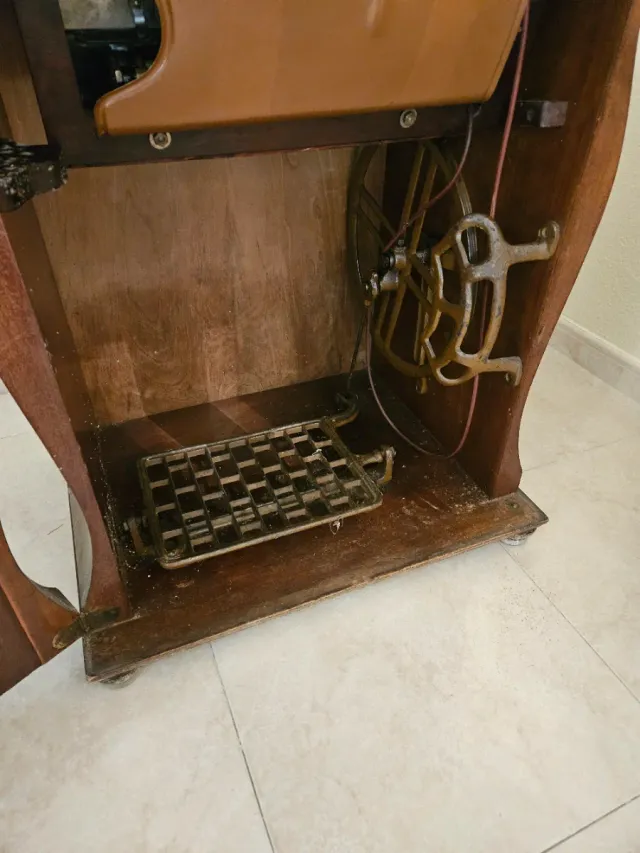 Máquina Singer en mueble decorativo.