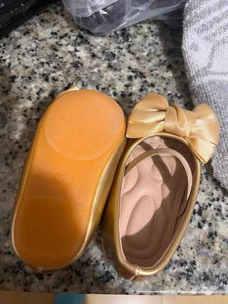 Bailarinas doradas niña con lazo