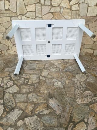 Mesa de terraza blanca de plástico,