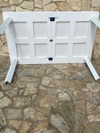 Mesa de terraza blanca de plástico,