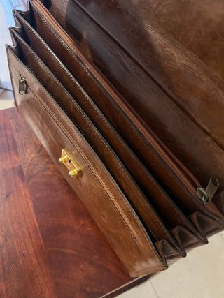 Maletín de piel marrón