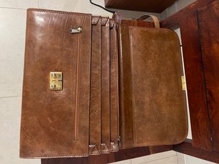 Maletín de piel marrón
