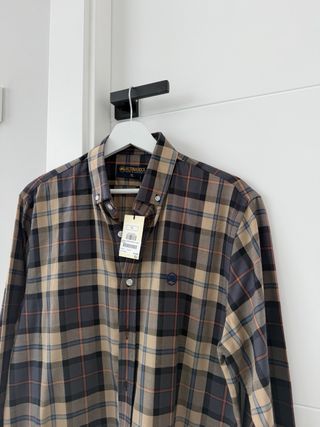 Camisa de cuadros con etiqueta