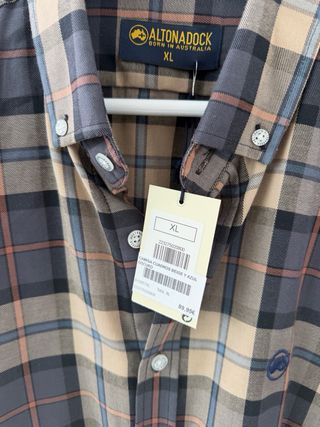 Camisa de cuadros con etiqueta