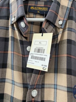 Camisa de cuadros con etiqueta