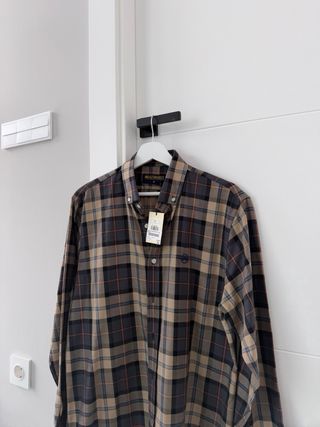 Camisa de cuadros con etiqueta