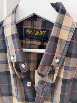 Camisa de cuadros con etiqueta