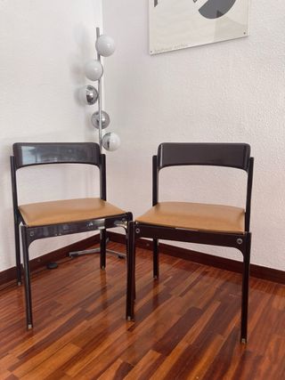 Pareja de sillas Diseño Italiano Piel y Plástico.