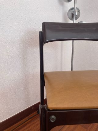 Pareja de sillas Diseño Italiano Piel y Plástico.