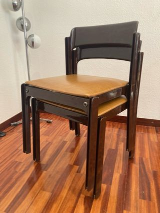 Pareja de sillas Diseño Italiano Piel y Plástico.