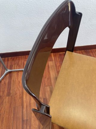 Pareja de sillas Diseño Italiano Piel y Plástico.