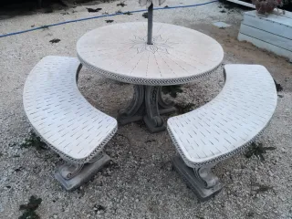 Mesa de piedra con bancos