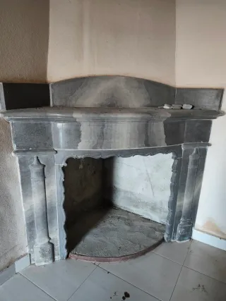 Chimenea de mármol gris