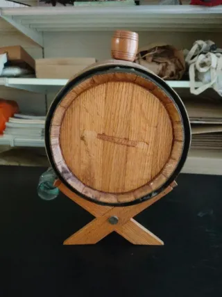 Barril de madera pequeño con soporte