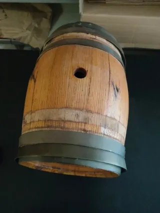 Barril de madera pequeño con soporte