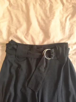 Pantalón negro ancho y elástico