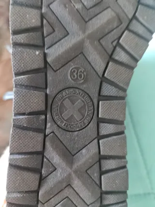 Zapatillas negras y doradas