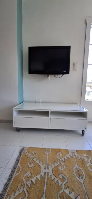 Mesa TV con ruedas y cristal