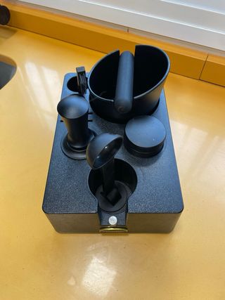 Lote Cafetera Delonghi Dedica y muchos accesorios